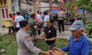 Rumah warga roboh akibat angin kencang di Desa Wonokromo, Kecamatan Tikung, Kabupaten Lamongan