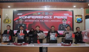 Polres Lamongan menggelar konferensi pers pengungkapan kasus pembunuhan ayah terhadap anak kandung di Sukodadi