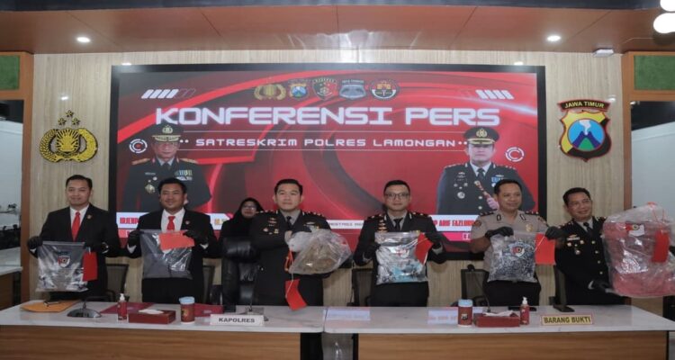 Polres Lamongan menggelar konferensi pers pengungkapan kasus pembunuhan ayah terhadap anak kandung di Sukodadi