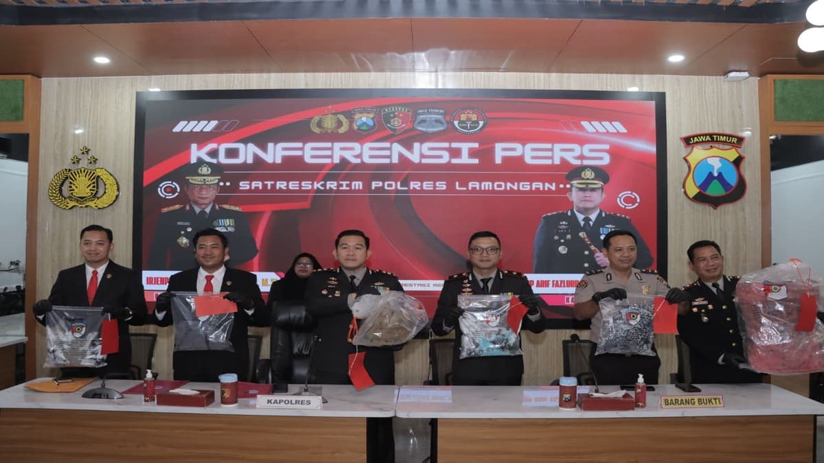 Polres Lamongan menggelar konferensi pers pengungkapan kasus pembunuhan ayah terhadap anak kandung di Sukodadi