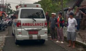 Polisi melakukan olah TKP pembunuhan ayah terhadap anak kandung di Desa Sidogembol, Sukodadi, Lamongan
