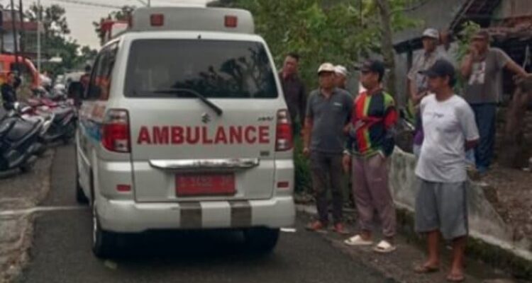 Polisi melakukan olah TKP pembunuhan ayah terhadap anak kandung di Desa Sidogembol, Sukodadi, Lamongan