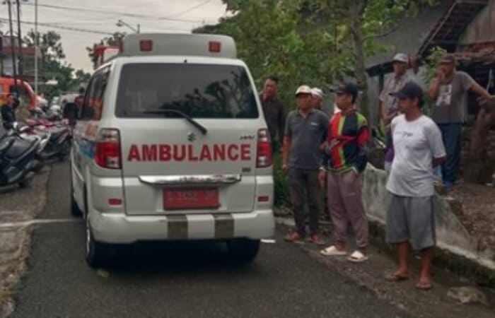 Polisi melakukan olah TKP pembunuhan ayah terhadap anak kandung di Desa Sidogembol, Sukodadi, Lamongan