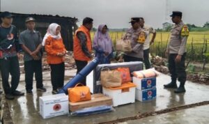 BPBD Lamongan dan Forkopimca Tikung menyerahkan bantuan kepada korban rumah roboh di Desa Wonokromo