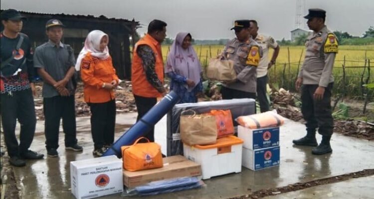 BPBD Lamongan dan Forkopimca Tikung menyerahkan bantuan kepada korban rumah roboh di Desa Wonokromo