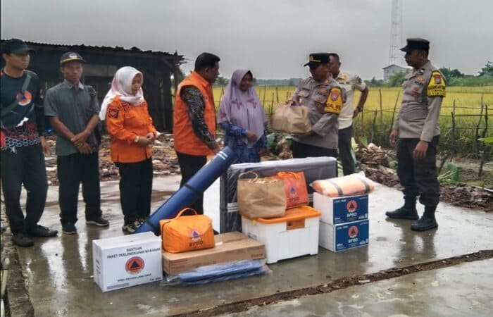 BPBD Lamongan dan Forkopimca Tikung menyerahkan bantuan kepada korban rumah roboh di Desa Wonokromo