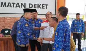 Penyaluran bantuan lima ton beras Korpri Lamongan kepada warga terdampak banjir Bengawan Jero di Kecamatan Deket