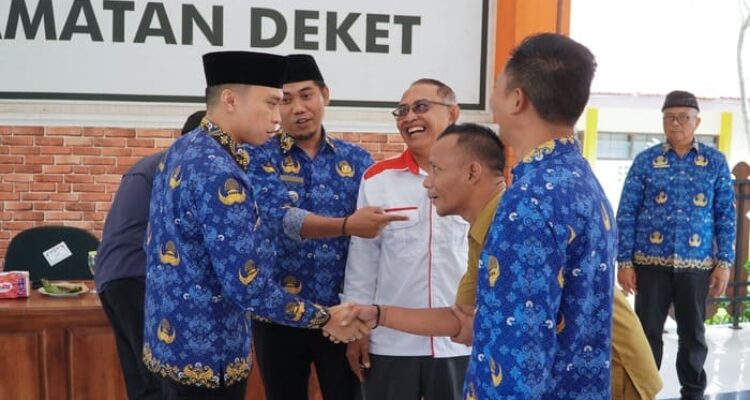 Penyaluran bantuan lima ton beras Korpri Lamongan kepada warga terdampak banjir Bengawan Jero di Kecamatan Deket