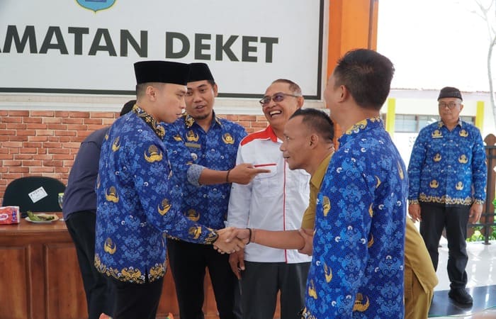 Penyaluran bantuan lima ton beras Korpri Lamongan kepada warga terdampak banjir Bengawan Jero di Kecamatan Deket