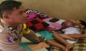 Bhabinkamtibmas dan Dinsos Lamongan mendampingi anak penderita kanker di rumahnya