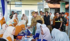 Bupati Lamongan Yuhronur Efendi meninjau banjir dan menyalurkan bantuan di Desa Bojoasri