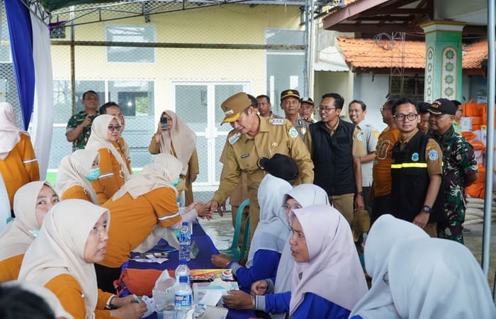 Bupati Lamongan Yuhronur Efendi meninjau banjir dan menyalurkan bantuan di Desa Bojoasri