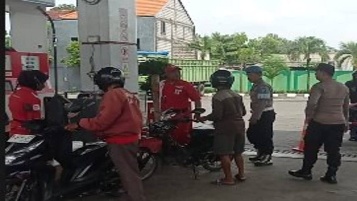 Petugas Polsek Tikung patroli objek vital SPBU dan perbankan guna cegah 4C di Lamongan
