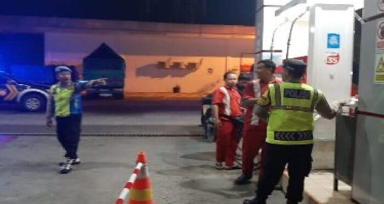 Patroli malam Polsek Tikung di SPBU dan BRI untuk mencegah kejahatan 3C