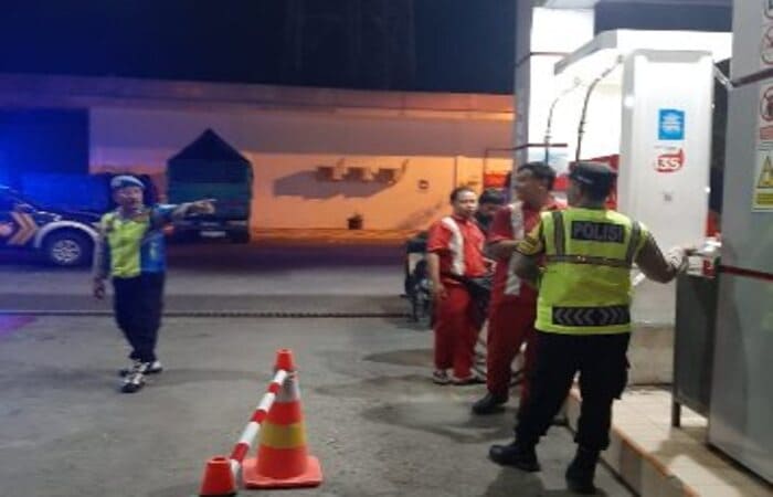 Patroli malam Polsek Tikung di SPBU dan BRI untuk mencegah kejahatan 3C