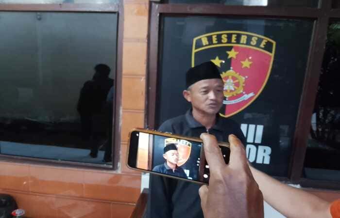 Warga Desa Waruwetan melapor ke Unit III Pidkor Polres Lamongan terkait dugaan dana kompensasi lahan pabrik