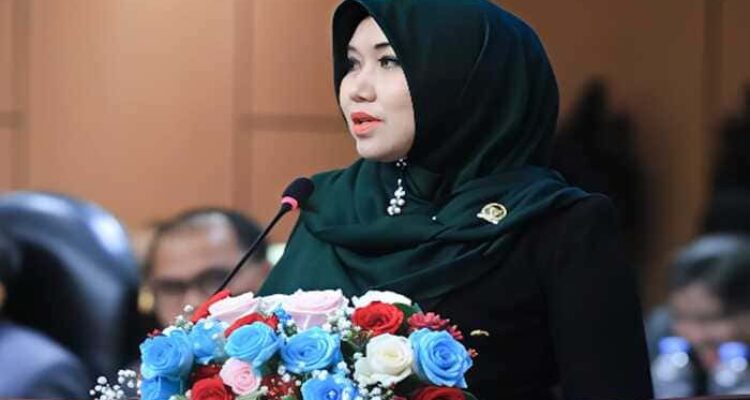 Ketua DPD RI Sultan Bachtiar Najamudin dan Senator Jawa Timur Lia Istifhama saat Sidang Paripurna DPD RI