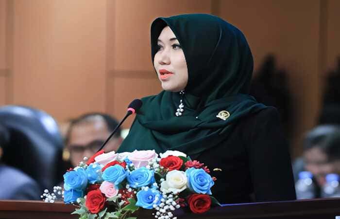 Ketua DPD RI Sultan Bachtiar Najamudin dan Senator Jawa Timur Lia Istifhama saat Sidang Paripurna DPD RI