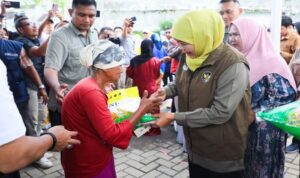 Gubernur Khofifah meninjau pasar murah di Sumbersari Jember untuk menekan harga bahan pokok