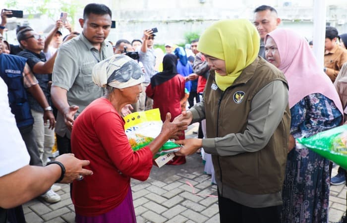 Gubernur Khofifah meninjau pasar murah di Sumbersari Jember untuk menekan harga bahan pokok