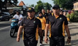 Anggota Polsek Tikung mengikuti olahraga bersama yang dipimpin Kapolsek Tikung di halaman Mapolsek Tikung Lamongan