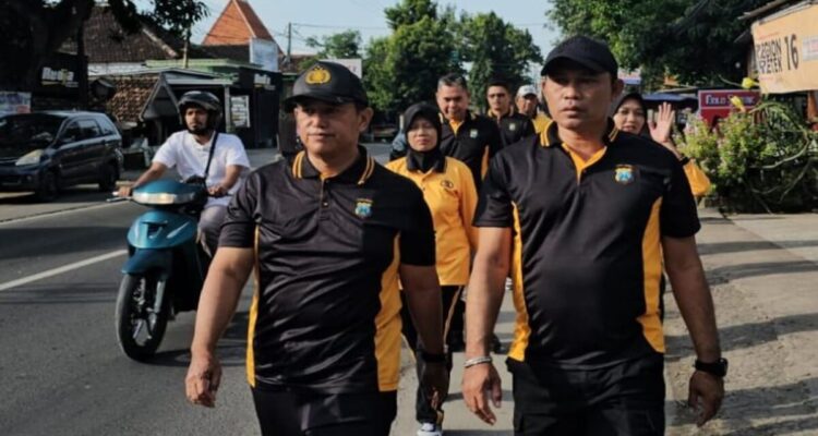 Anggota Polsek Tikung mengikuti olahraga bersama yang dipimpin Kapolsek Tikung di halaman Mapolsek Tikung Lamongan