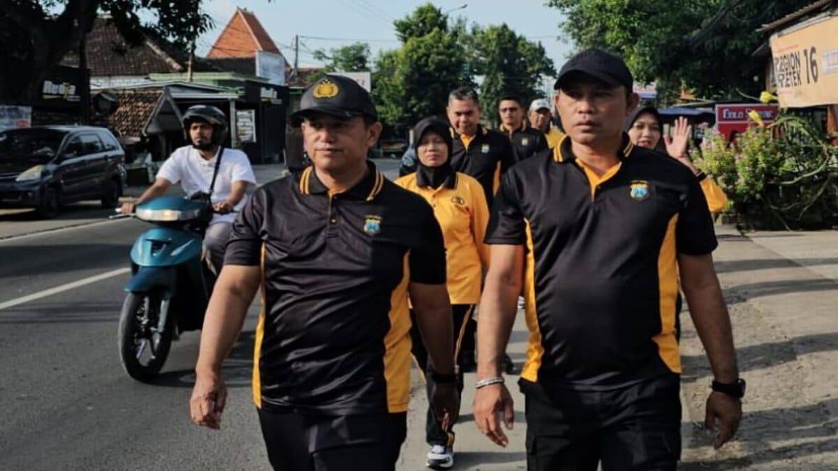 Anggota Polsek Tikung mengikuti olahraga bersama yang dipimpin Kapolsek Tikung di halaman Mapolsek Tikung Lamongan