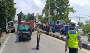 Petugas Satlantas Polres Lamongan mengevakuasi kecelakaan beruntun di jalur Lamongan–Gresik