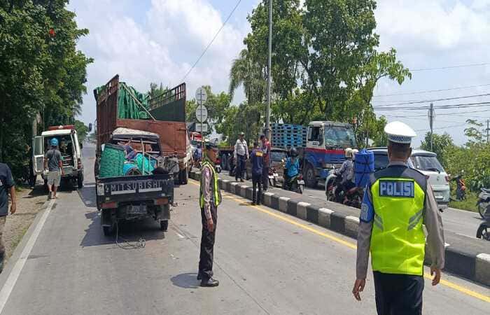 Petugas Satlantas Polres Lamongan mengevakuasi kecelakaan beruntun di jalur Lamongan–Gresik