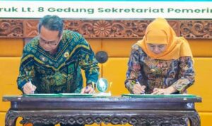 Gubernur Khofifah menandatangani MoU dengan Ketua PTA Surabaya terkait kepastian hukum ketahanan keluarga di Jawa Timur