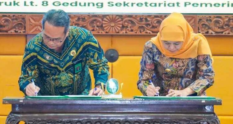 Gubernur Khofifah menandatangani MoU dengan Ketua PTA Surabaya terkait kepastian hukum ketahanan keluarga di Jawa Timur