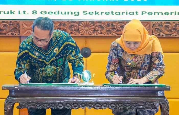 Gubernur Khofifah menandatangani MoU dengan Ketua PTA Surabaya terkait kepastian hukum ketahanan keluarga di Jawa Timur