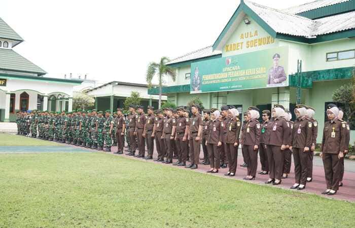 Penandatanganan MOU Kodim 0812/Lamongan dan Kejari Lamongan untuk memperkuat sinergi hukum dan pertahanan