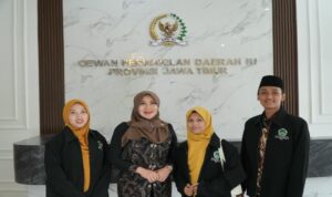 Anggota DPD RI Lia Istifhama bersama mahasiswi STAI Taruna Surabaya peserta KKN internasional Arab Saudi