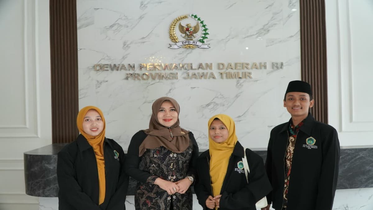 Anggota DPD RI Lia Istifhama bersama mahasiswi STAI Taruna Surabaya peserta KKN internasional Arab Saudi