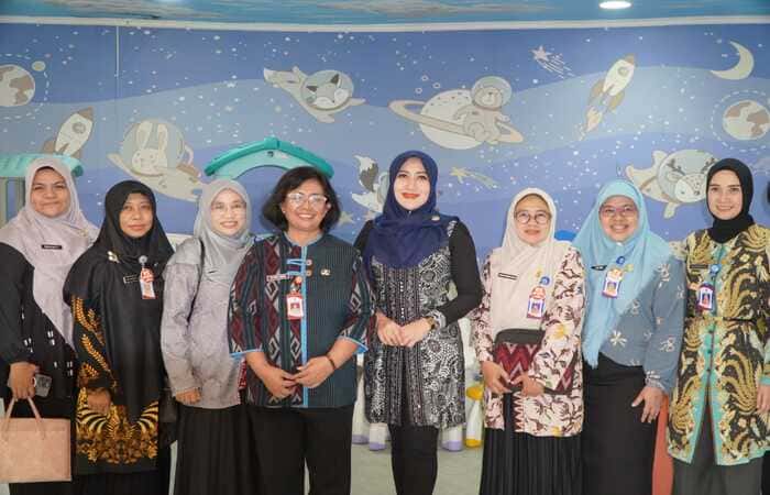 Anggota DPD RI Lia Istifhama meninjau fasilitas layanan kesehatan RS Menur Surabaya