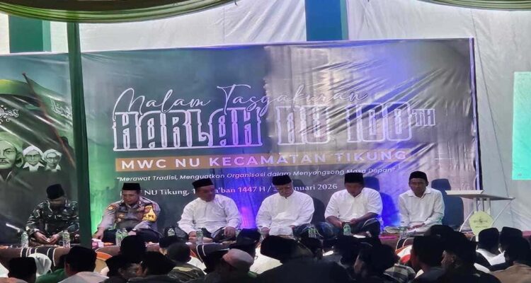 Warga NU mengikuti tasyakuran Harlah NU ke-100 MWC NU Tikung Kabupaten Lamongan
