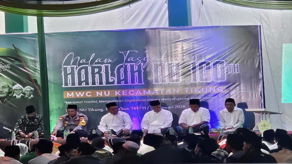 Warga NU mengikuti tasyakuran Harlah NU ke-100 MWC NU Tikung Kabupaten Lamongan