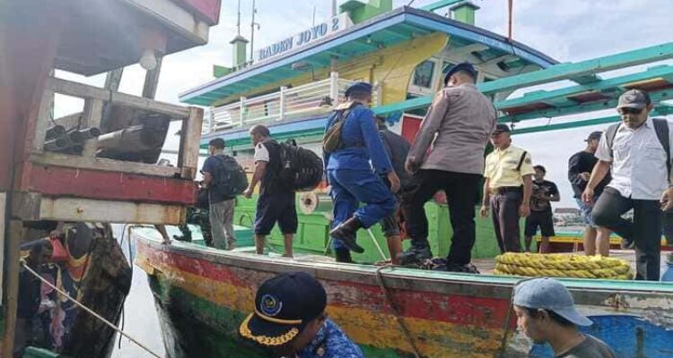 Evakuasi korban kapal nelayan KMN Cipta Karya yang terbalik akibat cuaca ekstrem di perairan Paciran Lamongan