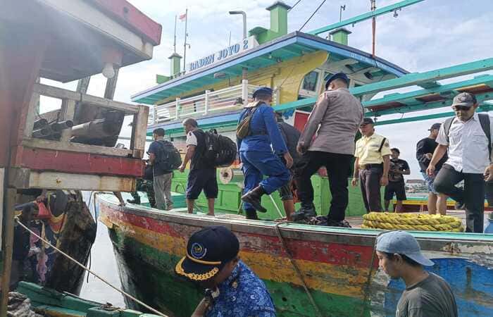 Evakuasi korban kapal nelayan KMN Cipta Karya yang terbalik akibat cuaca ekstrem di perairan Paciran Lamongan