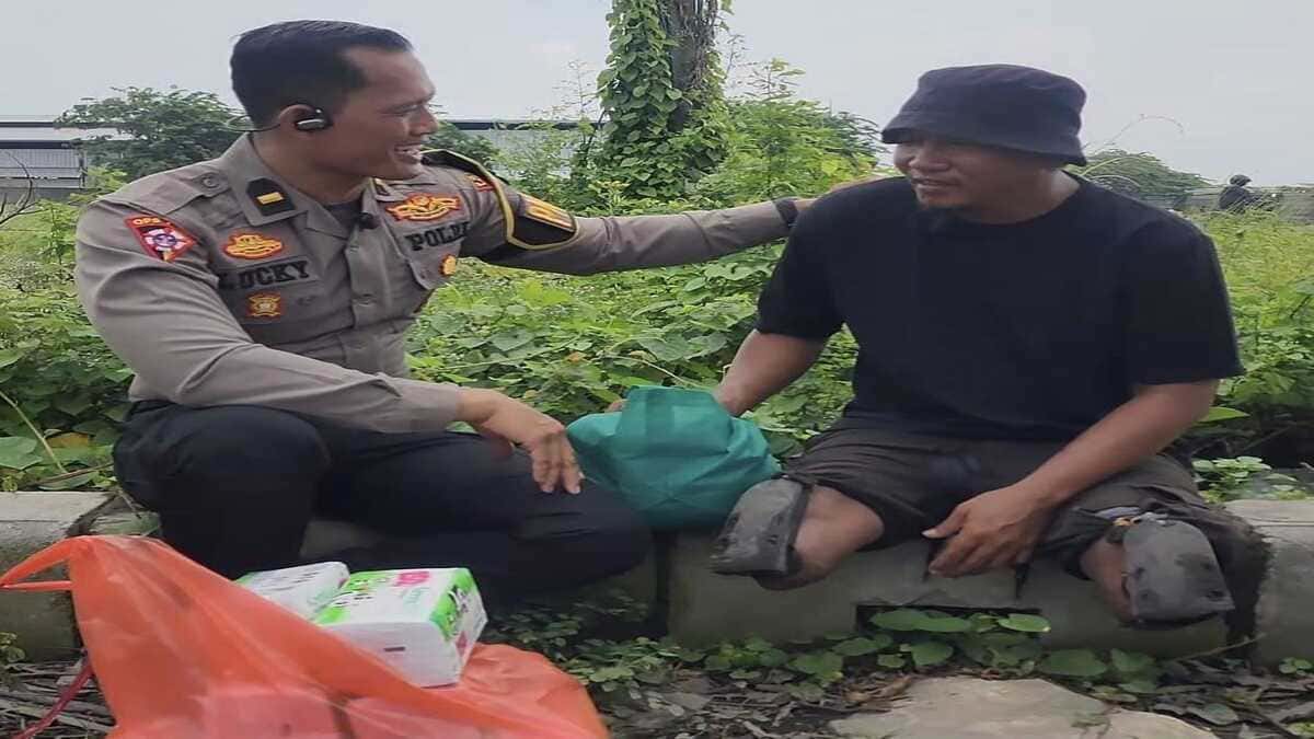 Pamapta Polres Lamongan menyerahkan sembako kepada warga difabel di Jalur Lingkar Utara Lamongan