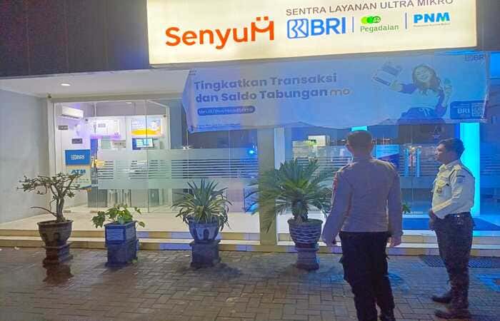 Petugas Polsek Tikung melakukan patroli objek vital malam hari untuk mencegah kejahatan 4C