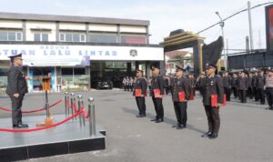 Kapolres Lamongan memimpin upacara penganugerahan Satya Lencana Pengabdian kepada personel