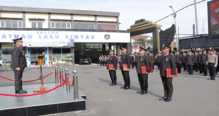 Kapolres Lamongan memimpin upacara penganugerahan Satya Lencana Pengabdian kepada personel