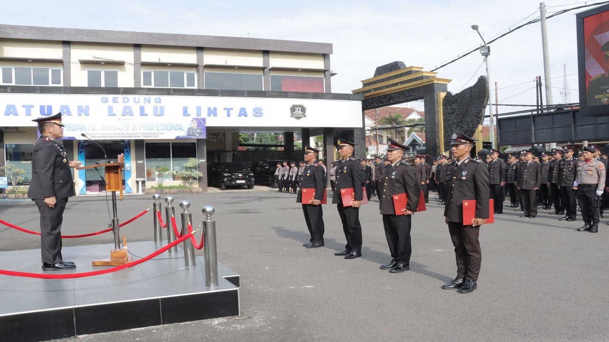 Kapolres Lamongan memimpin upacara penganugerahan Satya Lencana Pengabdian kepada personel