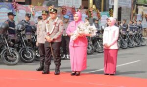 Kapolres Lamongan baru AKBP Arif Fazlurrahman saat disambut dalam apel resmi di Mapolres Lamongan