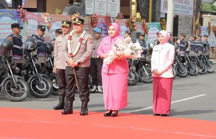 Kapolres Lamongan baru AKBP Arif Fazlurrahman saat disambut dalam apel resmi di Mapolres Lamongan