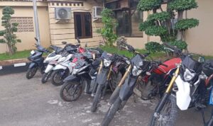 Personel Polres Lamongan melakukan pengamanan kegiatan masyarakat di Waduk Gondang Sugio