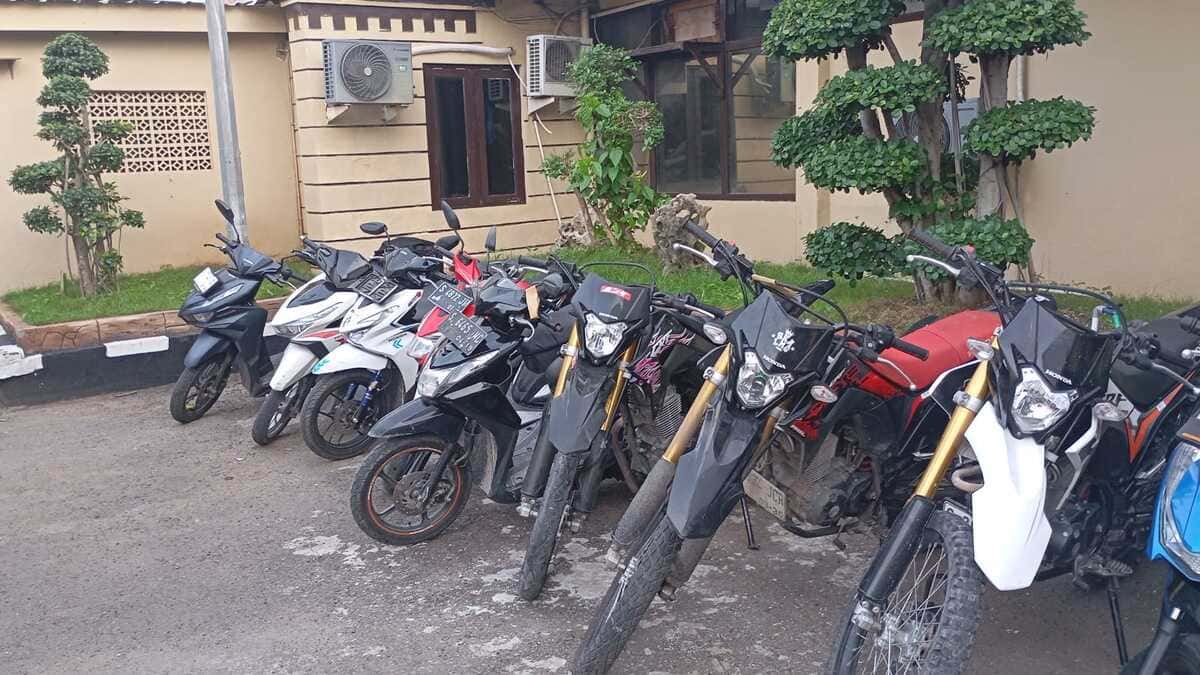 Personel Polres Lamongan melakukan pengamanan kegiatan masyarakat di Waduk Gondang Sugio