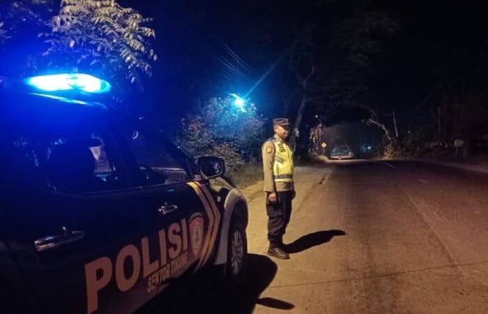 Patroli Blue Light Polsek Tikung menyisir jalur perbatasan wilayah Lamongan.